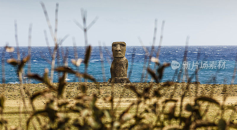 智利复活节岛的 Ahu Tepeu Moai 雕像